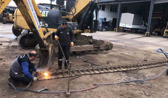 Bu belediye hizmet araçlarının bakım ve tamirini kendisi yapıyor