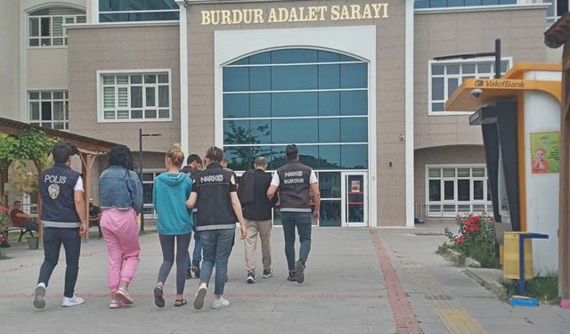 Burdur’da durdurulan araçta uyuşturucu çıktı, 4 şüpheli tutuklandı