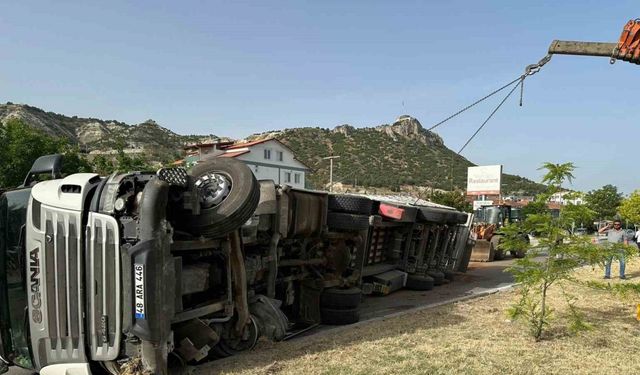 Burdur’da tomruk yüklü kamyon devrildi, yol trafiğe kapandı