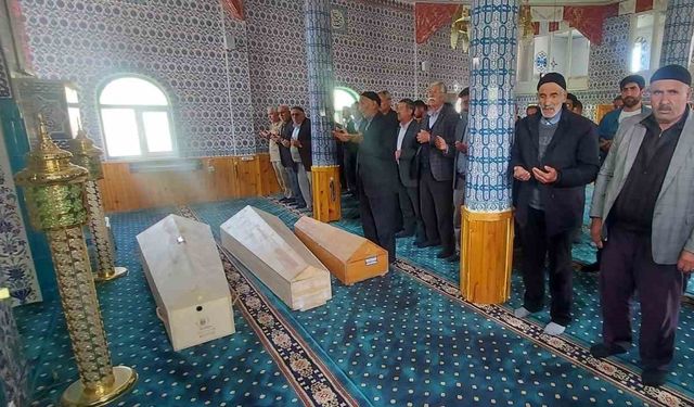 Bursa’da babaları tarafından öldürülen 3 kardeş Erzurum’da toprağa verildi