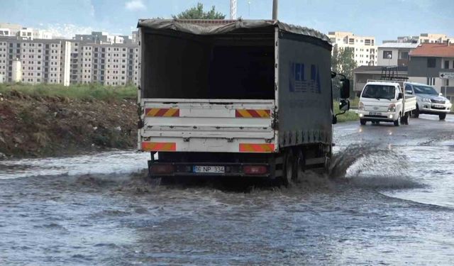 Bursa’da sağanak yağış hayatı felç etti