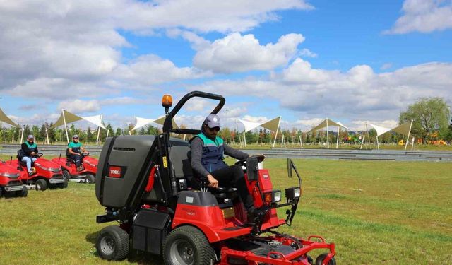 Büyükşehir, 60 bin metrekarelik çim alanını 1 günde biçebilen aracı temizlik filosuna kattı