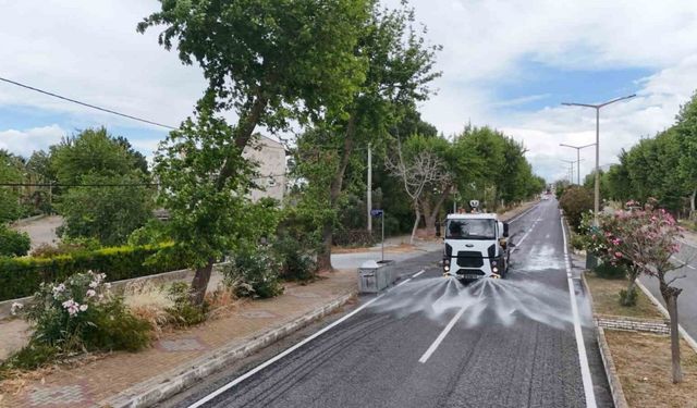 Büyükşehir Belediyesi Kuşadası’ndaki temizlik çalışmalarını sürdürüyor