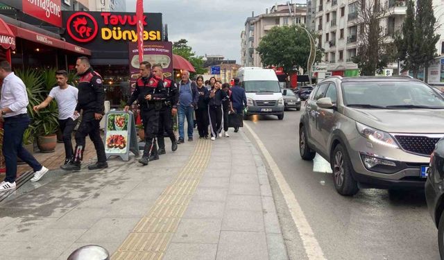 Cadde ortasında bıçaklı kavga: 2 yaralı