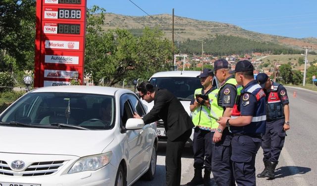 Çal Kaymakamı Baz sürücülere trafik kurallarını hatırlattı