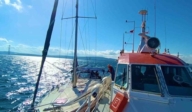 Çanakkale Boğazı’nda içinde 2 kişinin bulunduğu tekne kurtarıldı