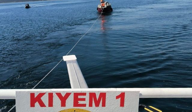 Çanakkale Boğazı’nda sürüklenen içinde 2 kişinin bulunduğu tekne kurtarıldı