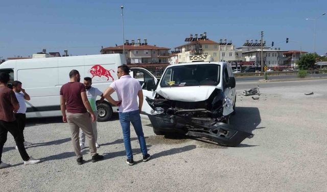 Çarpışmanın şiddetiyle araçların parçaları dağıldı, o anlar kameralara yansıdı