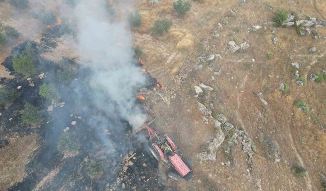 Çiftçinin yangınla amansız mücadelesi dron kamerasına yansıdı