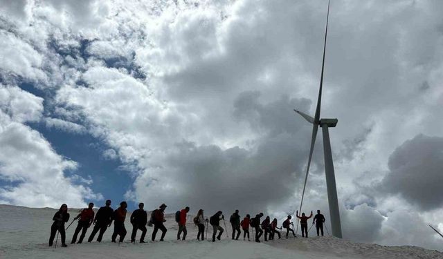 Dağcılar yenilenebilir enerjiye dikkat çekmek için tırmandı