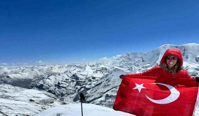 Deniz Kayadelen, Everest’in zirvesinde 3 derecelik suya girdi