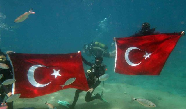 Denizin dibinde Türk bayrağı açıp, 19 Mayıs’ı kutladılar