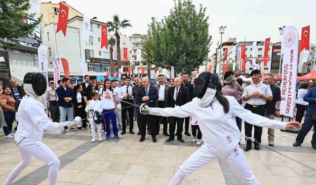 Denizli 19 Mayıs coşkusunu Gençlik ve Spor Festivalinde yaşadı