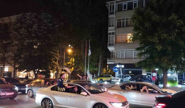 Derbi galibiyetini taraftarlar Bağdat Caddesi’nde kutladı