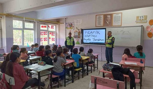 Develi’de jandarma ekipleri öğrenci ve öğretmenlere trafik eğitimi verdi