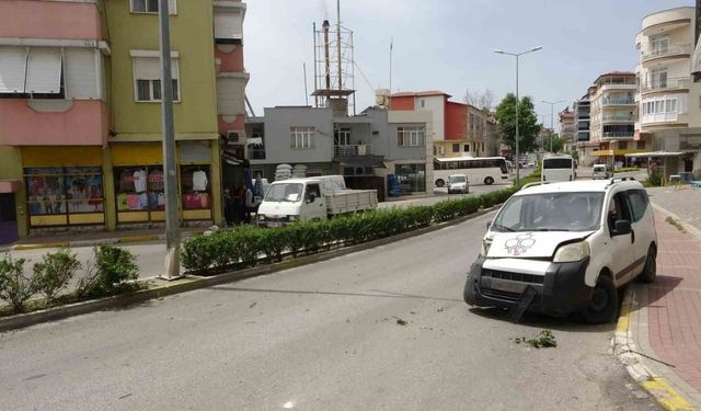 Direksiyon hakimiyetini kaybetti, refüjdeki aydınlatma direğine çarptı