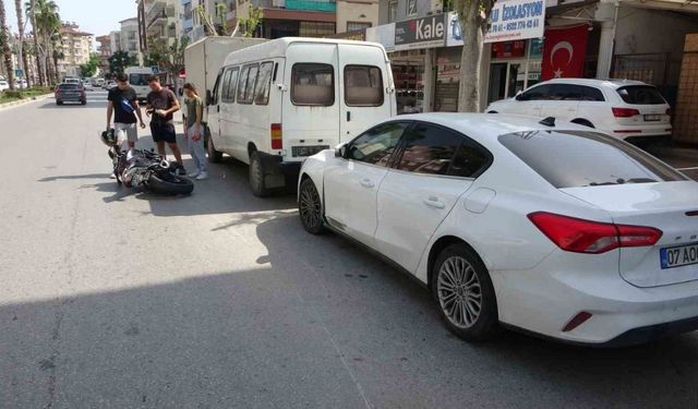 Direksiyon hakimiyetini kaybetti, sürüklenerek otomobile çarptı