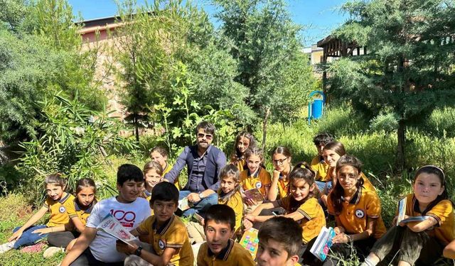 Diyarbakır’da okul müdüründen köy okuluna renkli dokunuş