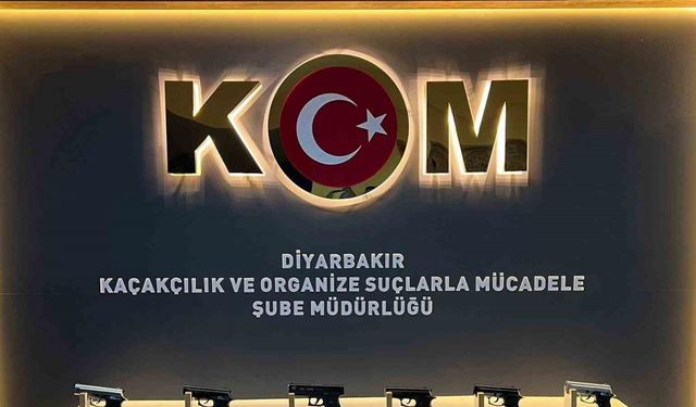 Diyarbakır’da salça kovaları içinden 14 adet tabanca ve aparatları ele geçirildi