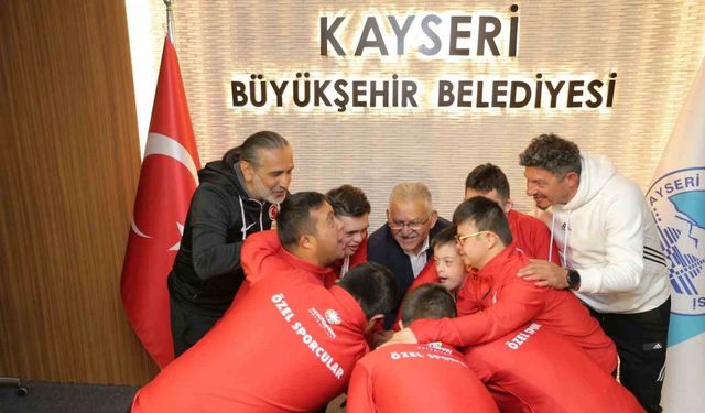 Down Futsal Takımı sporcularından Başkan Büyükkılıç’a sevgi gösterisi