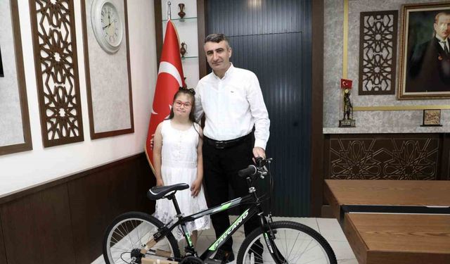 Down sendromlu çocuğa bisiklet hediye edildi