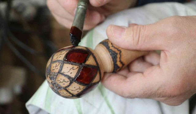 Dünyaca ünlü Sivas kiliminin motiflerini bastona işliyor