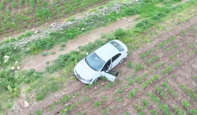 “Dur” ihtarına uymayarak tarlaya kaçan otomobilden 19 bin adet uyuşturucu hap çıktı