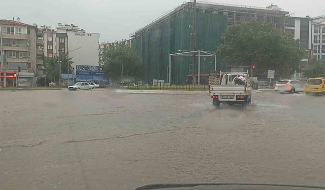 Edremit’te sağanak yağış yolları göle çevirdi