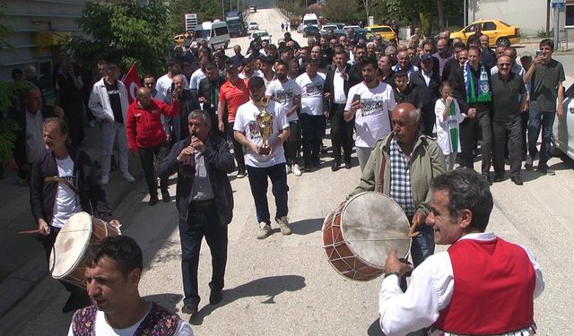 Eflanispor şampiyonluğu ilçesinde doyasıya kutladı