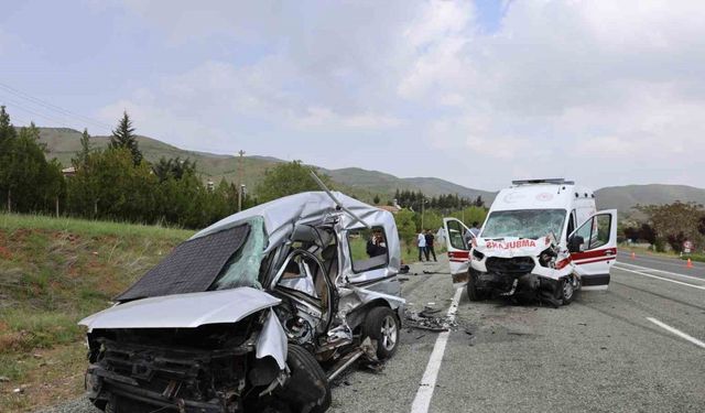 Elazığ’da feci kaza: Ambulans ile hafif ticari araç çarpıştı 2’si polis 6 yaralı