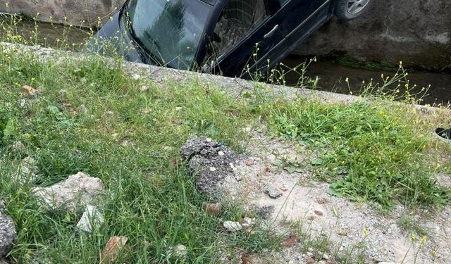 Elazığ’da kontrolden çıkan araç su kanalına düştü:1 yaralı