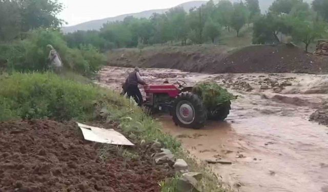 Elazığ’da sağanak ve dolu yağışı hayatı olumsuz etkiledi