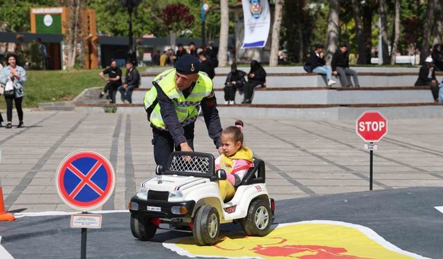 Elazığ’da Trafik Haftası etkinliklerinde çocuklar doyasıya eğlendi