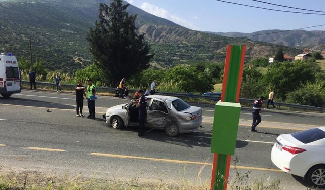 Elazığ’da trafik kazası: Çarpışan otomobillerden biri alev alev yandı, 1 kişi öldü 6 kişi yaralandı