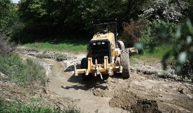 Elazığ’da yağışlardan zarar gören köy yollarında reglaj çalışmaları devam ediyor