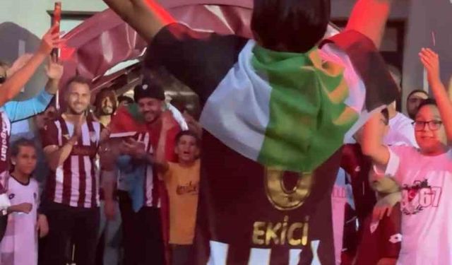 Elazığspor şampiyonluk kutlamalarında Filistin ve Doğu Türkistan’ı unutmadı