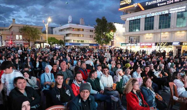 Erzincan’da açık hava sineması etkinliği yoğun ilgi gördü