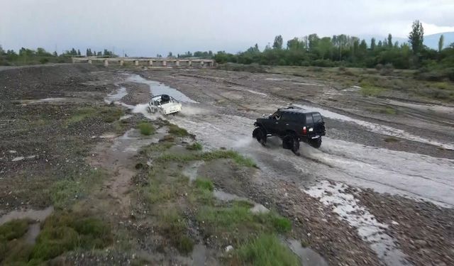 Erzincan’da bol çamurlu derede off road