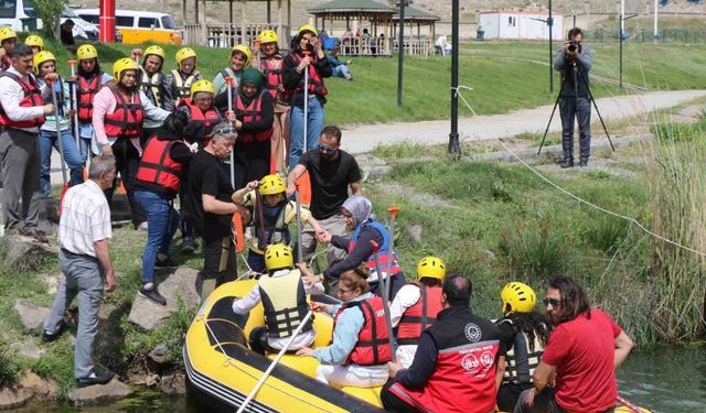 Erzincan’da engelli bireylere yönelik paraşüt ve rafting etkinliği renkli görüntüler oluşturdu