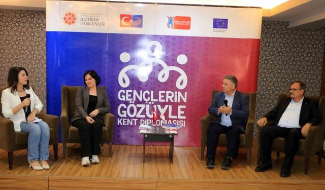 Erzincan’da “Gençlerin Gözüyle Kent Diplomasisi” projesi kapsamında panel düzenlendi