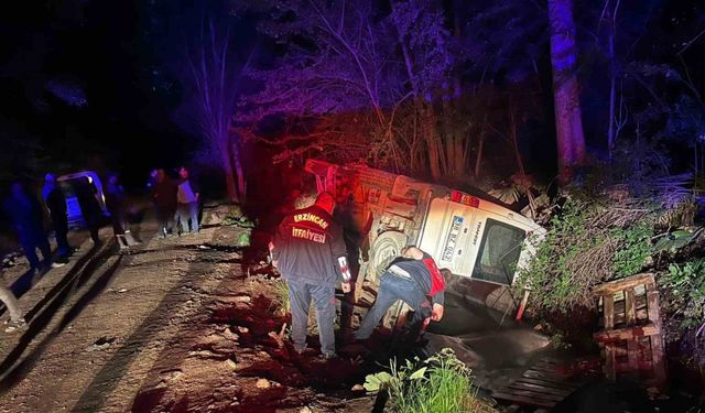 Erzincan’da tarım işçilerini taşıyan minibüs su kanalına devrildi: 6 yaralı