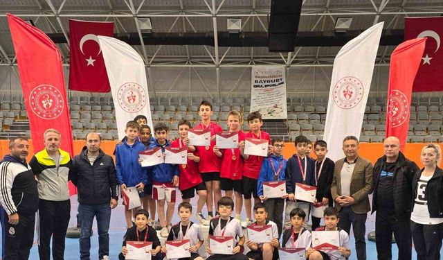 Erzincanlı badmintoncular Bayburt’ta grup birincisi oldu