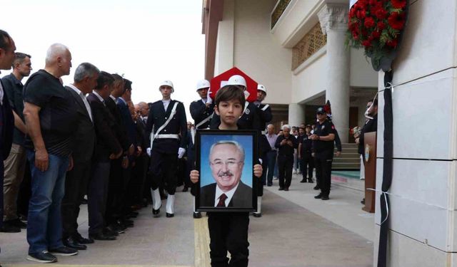 Eski Devlet Bakanı Kocabatmaz törenle son yolculuğuna uğurlandı