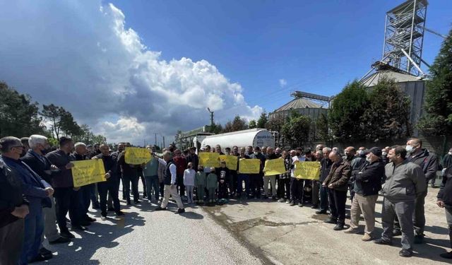 Fabrikanın dereye bıraktığı atık, mahalleliye eylem yaptırdı