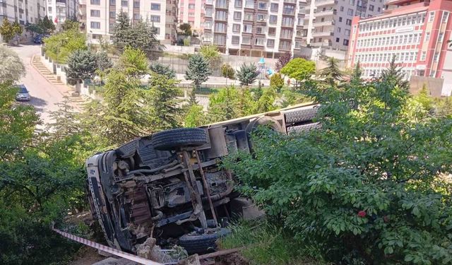 Freni arızalanan belediye kamyonu apartmanın bahçesine devrildi