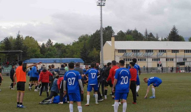 Futbolcular sahada tekme tokat birbirine girdi