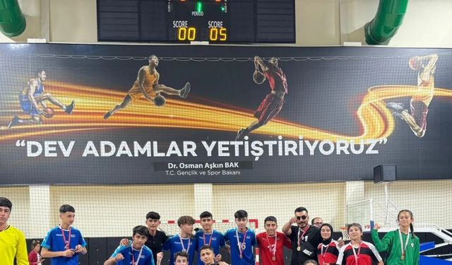 Futsal il birinciliği turnuvasında Mazıdağı Anadolu Lisesi 2 kategoride şampiyon oldu