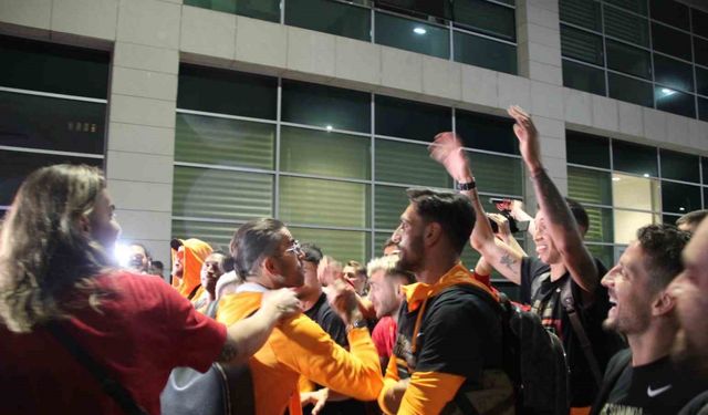 Galatasaray, Konya Havalimanı’nda taraftarları ile şampiyonluğu kutladı