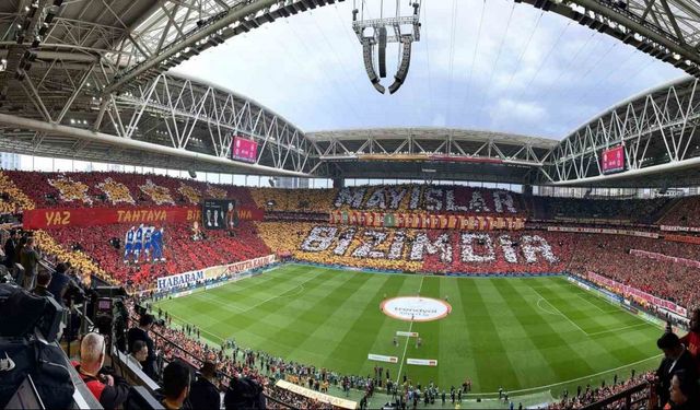 Galatasaray taraftarından derbi için koreografi