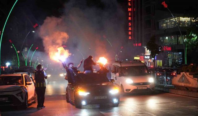 Galatasaraylı taraftarlar takımlarına destek olmak için sokakta şampiyonluk şarkıları söyledi